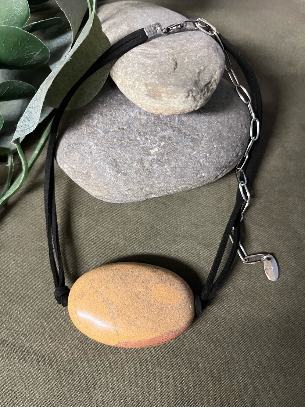 FreePeople Stone Pendant shortNecklace in Tan & Rust on suede & extender chain - Picture 1 of 3